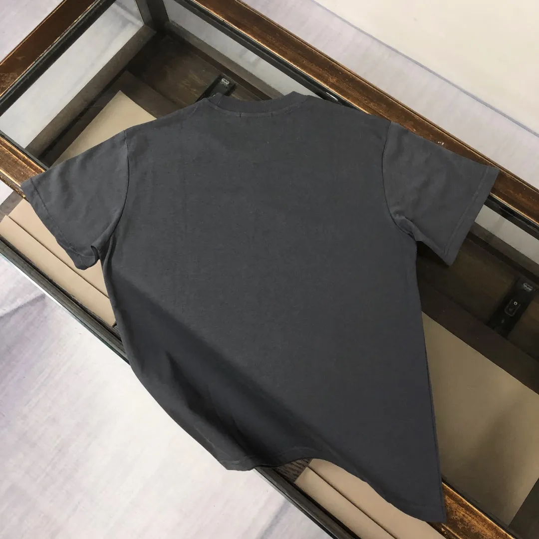 P150 A🍃Stone Island 2025 latest T-shirt, couple style ~ original order, fashionable and casual short T-shirt, specially made of customized cotton fabric ~ 100% cotton T-shirt ~ pre-washed to prevent deformation and shrinkage problem, more comfortable and breathable on the body ~ All available from stock ~ unique design style, trendy must-have item, complete with three standards 👍 Color: black/white/dark gray/coffee Size: S M L XL (larger version, please state your height and weight when placing an order)
